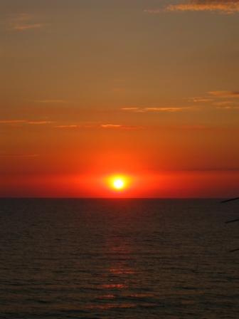 Сонце «зникло» в морі. Фото