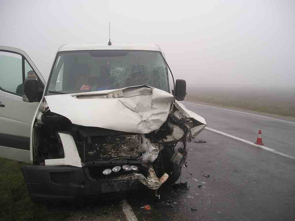 На Херсонщині зіткнувся мікроавтобус з легковим автомобілем: троє людей загинуло та двоє травмовано. Фото