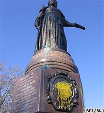 У Севастополі монумент російській імператриці Катерині облили синьою і жовтою фарбами