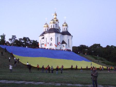 Найбільший український прапор розгорнули у Чернігові