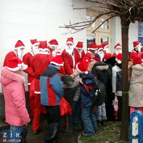 Мешканців Ужгорода зі святом вітало сорок Миколаїв та 300 маленьких 