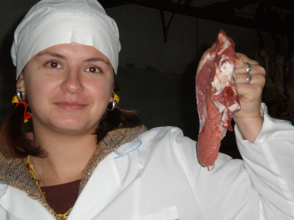 Чернігівські журналісти вчилися робити ковбасу. Фото