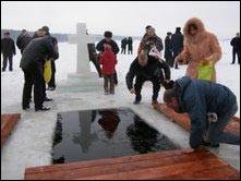 На Тернопільському ставі на Водохреще встановили екуменічний хрест із льоду