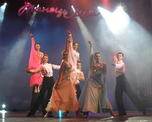 Чернігівські депутати танцювали заради дітей. Фото