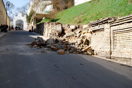 У Київській лаврі зруйнувалася підпірна стіна. Фото