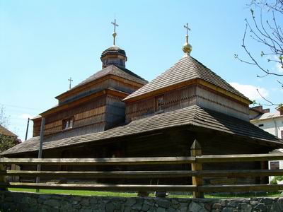 На Львівщині горіла дерев’яна церква - унікальна пам’ятка архітектури ХVІ століття. Фото
