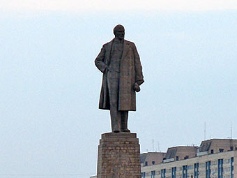 В Криму пам'ятник Леніну повалили та розмалювали і намагалися відпиляти голову болгаркою