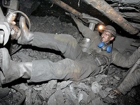 В Донецькій області на шахті під завалом опинилися 9 гірників
