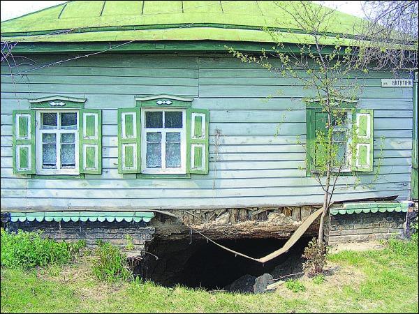 На Полтавщині під будинком провалився підземний хід. Фото