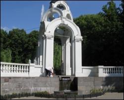 У Харкові розмалювали пам'ятник комсомольцям