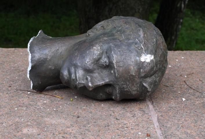 У Луцьку невідомі відбили голову пам'ятнику Лесі Українці. Фото