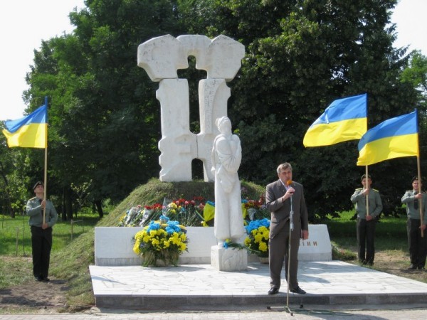 В Чернігові встановили пам’ятний знак «Борцям за волю і незалежність України». Фоторепортаж