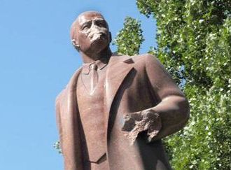 Пам'ятник Леніну у Києві демонтують, а підозрюваних у його пошкодженні вже відпустили