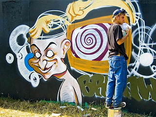 На фестивалі граффіті у Харкові художники розписали 330-метровий паркан. Фото