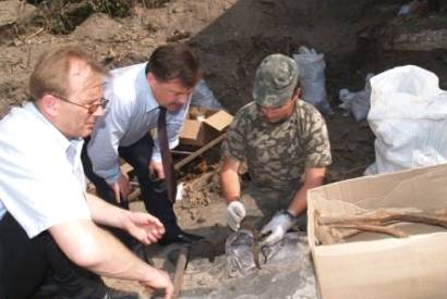 Археологи закінчили перший етап розкопок могили розстріляних в’язнів Луцької тюрми. Фото