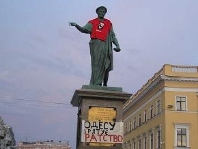 В Одесі на пам'ятник Дюка одягли футболку з Бандерою