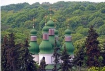 Кияни знесли огорожу Свято-Троїцького монастиря