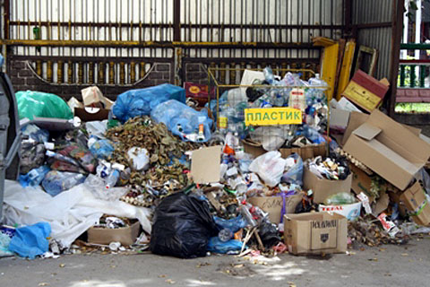 У Тернополі внаслідок проблеми з вивезенням сміття забилася каналізація