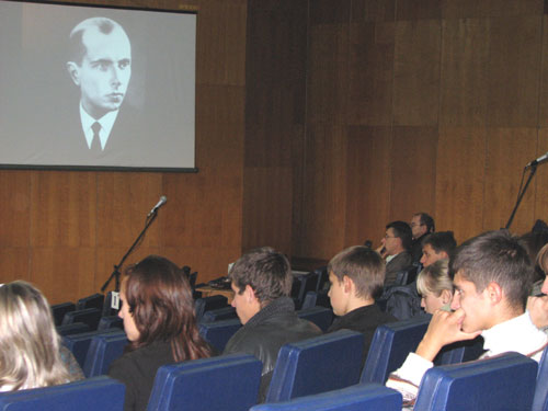 У Сумах відбувся вечір пам'яті Степана Бандери до 50-річчя з дня його смерті