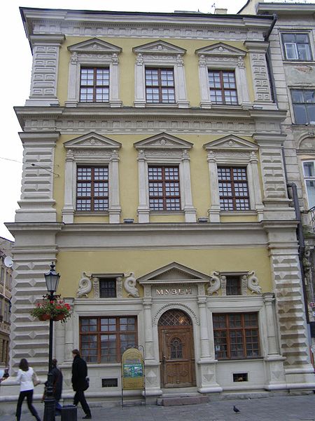 У Львові фірма «Еталон» залила палац Бандінеллі на площі Ринок і простягає руки до собору св. Юра