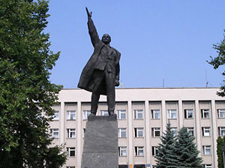 В Конотопі Сумської області невідомі облили пам'ятник Леніну жовтою фарбою