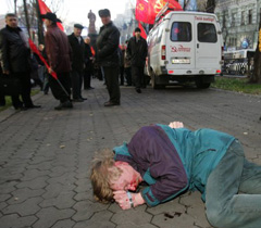 У Києві зі скандалом відкрили Леніна: пам’ятник облили, протестуючих побили