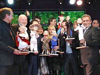 У Києві з молотка продали ляльок-політиків: Янукович - полковник, Тимошенко - Робін Гуд