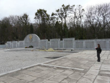 У Львові на Личаківському цвинтарі спаплюжили могилу невідомого воїна УПА: вандала затримали 