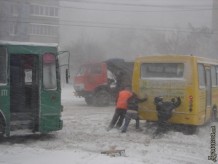На Одещині вирує негода: закриті порти, знеструмлено більше 30 населених пунктів, перекриті кілька трас