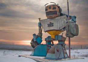 В Одеській області територію великої компанії охороняє гігантський робот